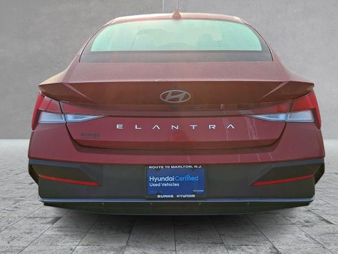 Certified 2024 Hyundai Elantra SE FWD image 5