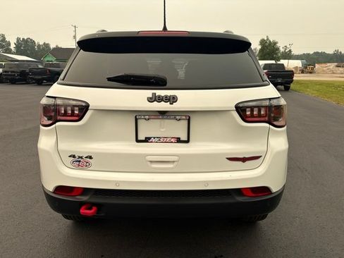Used 2025 Jeep Compass Trailhawk AWD/4WD image 4