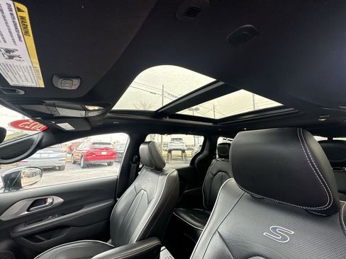 Used 2025 Chrysler Pacifica Limited image 16