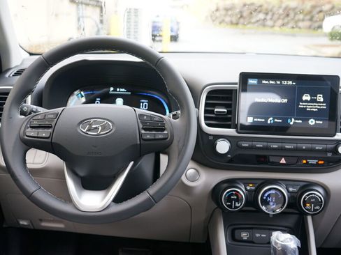New 2025 Hyundai Venue SEL FWD image 12