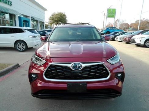 Used 2021 Toyota Highlander XLE image 2