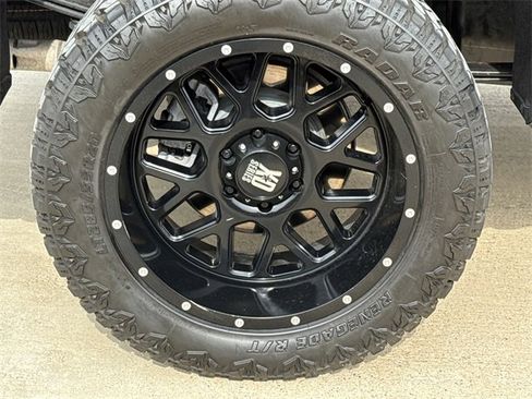 Used 2023 GMC Sierra 1500 AT4 w/ Technology Package image 8