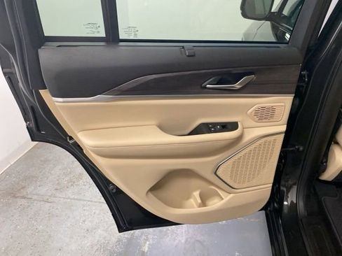 Used 2024 Jeep Grand Cherokee Limited w/ Luxury Tech Group II AWD/4WD image 5