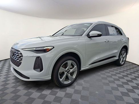 Used 2025 Audi Q5 Premium Plus w/ Premium Plus AWD/4WD image 2