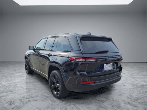 Used 2023 Jeep Grand Cherokee Altitude RWD image 5