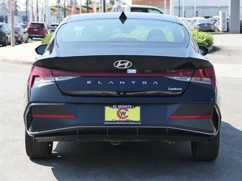 New 2025 Hyundai Elantra Limited image 4