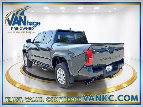 Used 2025 Toyota Tacoma SR5 AWD/4WD image 9