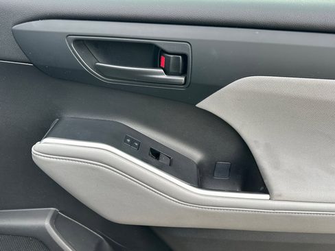 Used 2021 Toyota Highlander LE image 21