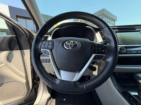 Used 2018 Toyota Highlander Plus w/ Preferred Accessory Package AWD/4WD image 21