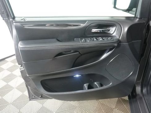 Used 2018 Dodge Grand Caravan SE FWD image 30