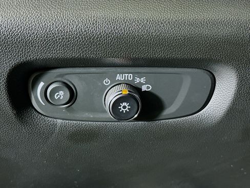 Used 2023 Chevrolet Traverse LT image 17