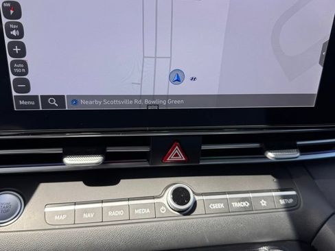 Used 2025 Hyundai Elantra Limited FWD image 18