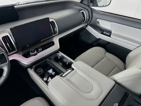 New 2026 Ford Expedition Active image 11