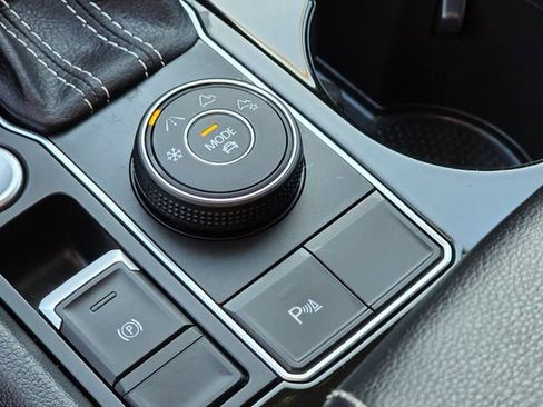 Used 2023 Volkswagen Atlas SE image 40