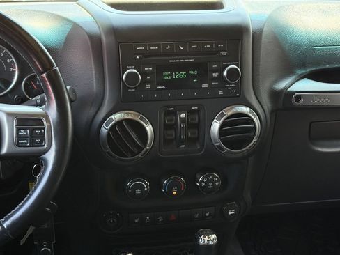 Used 2018 Jeep Wrangler Unlimited Sahara AWD/4WD image 17