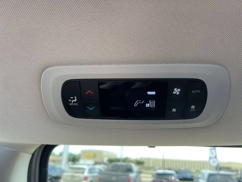 Used 2024 Chrysler Pacifica Touring-L FWD image 19
