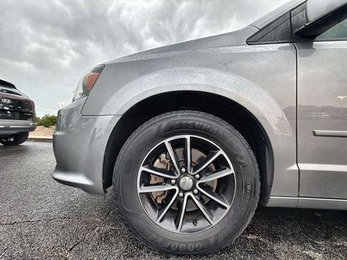 Used 2016 Dodge Grand Caravan SE FWD image 17