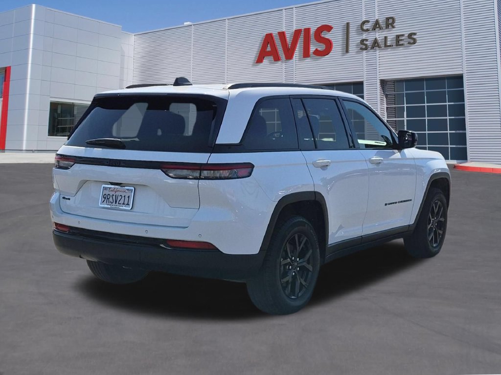 Used 2025 Jeep Grand Cherokee Altitude AWD/4WD image 6