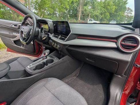 Used 2024 Chevrolet Trax RS w/ Sunroof Package FWD image 16