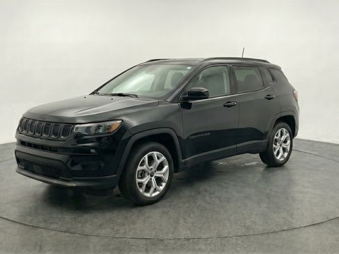 Used 2025 Jeep Compass Latitude AWD/4WD image 3