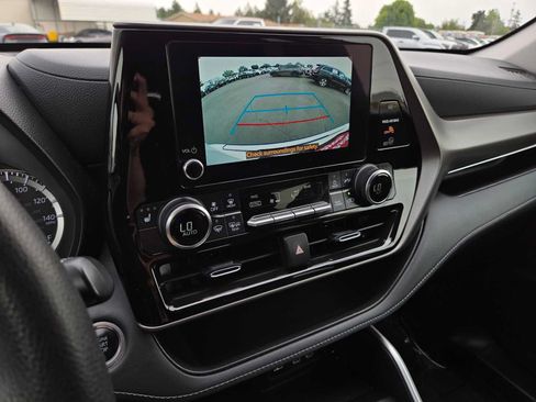 Used 2024 Toyota Highlander XLE AWD/4WD image 26
