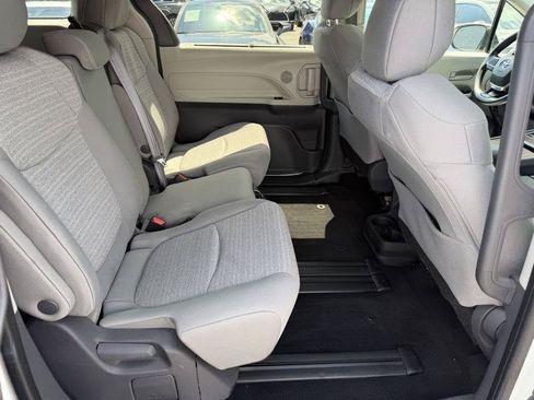 Used 2021 Toyota Sienna LE FWD image 39