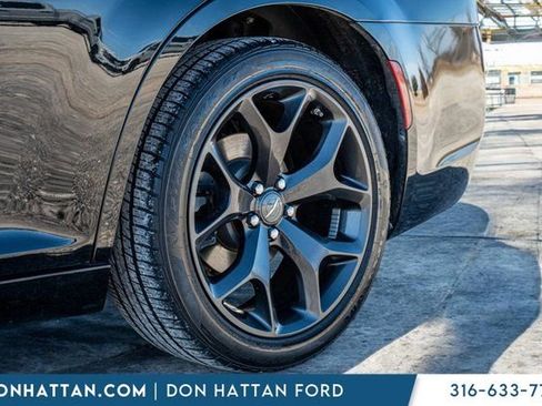 Used 2022 Chrysler 300 Touring w/ Sport Appearance Package image 35