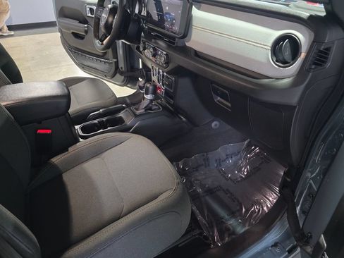 Used 2024 Jeep Wrangler Unlimited AWD/4WD image 17