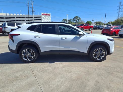 Used 2025 Chevrolet Trax LT w/ Driver Confidence Package image 24
