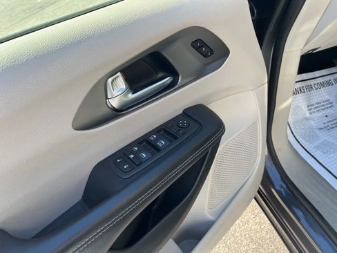 Used 2023 Chrysler Pacifica Touring-L FWD image 9