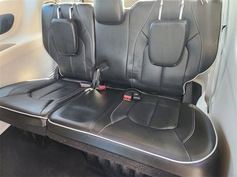 Used 2022 Chrysler Pacifica Limited image 14