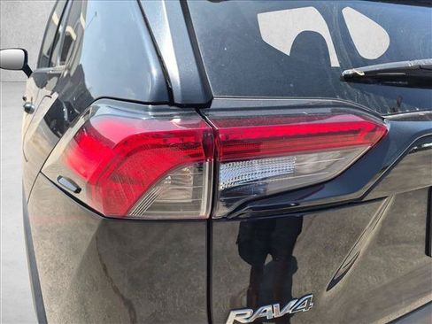 Used 2021 Toyota RAV4 XLE Premium AWD/4WD image 30