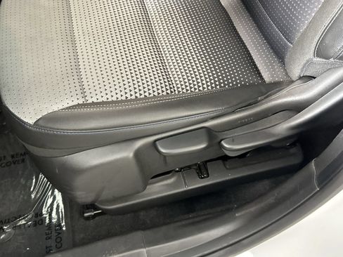 Used 2025 Chevrolet Trax LT FWD image 20