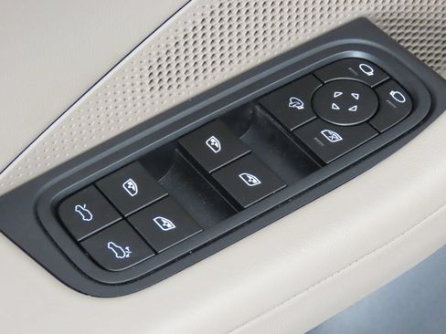 Certified 2025 Porsche Macan 4 Electric AWD/4WD image 37