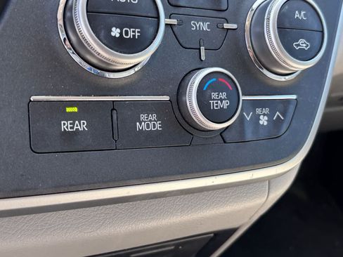 Used 2020 Toyota Sienna XLE w/ XLE Navigation Package FWD image 23