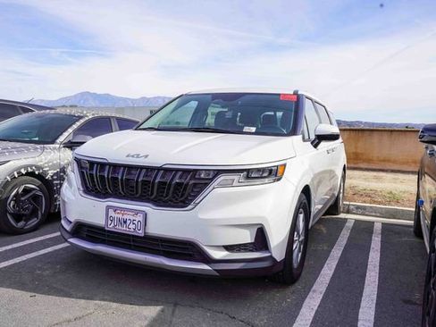 Certified 2024 Kia Carnival LX image 4