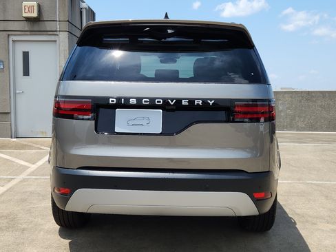 Used 2025 Land Rover Discovery S image 7