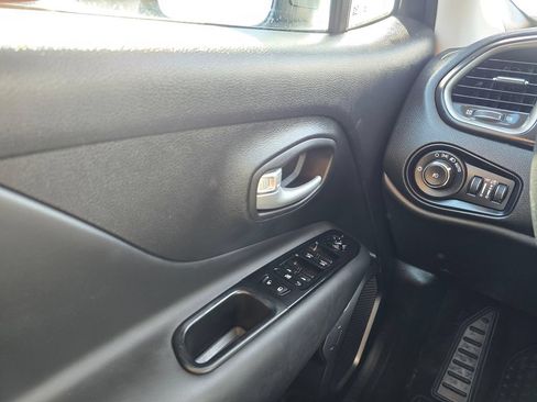 Used 2023 Jeep Renegade Latitude w/ Sun/Sound Group AWD/4WD image 34