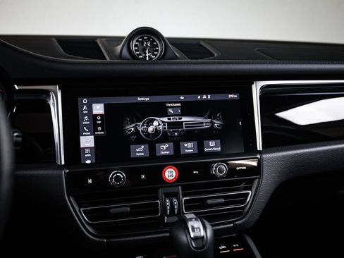 Certified 2026 Porsche Macan AWD/4WD image 18