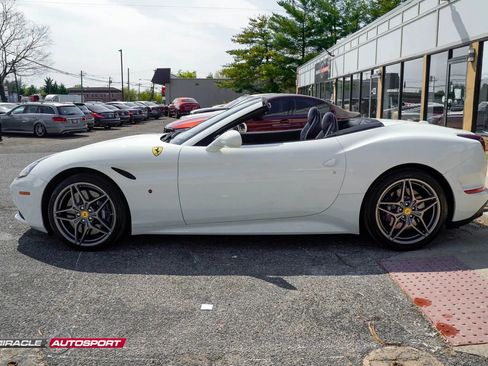 Used 2015 Ferrari California T RWD image 4