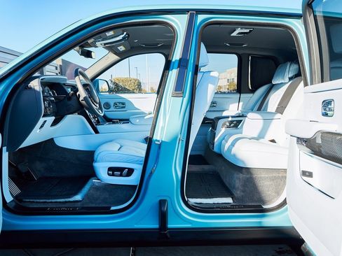 Used 2022 Rolls-Royce Cullinan Black Badge w/ Dark Exterior Package image 24