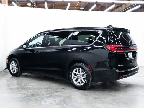 Used 2025 Chrysler Pacifica Select FWD image 4