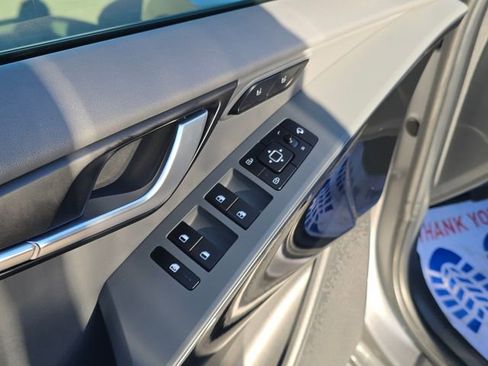 Used 2025 Kia Niro SX image 11