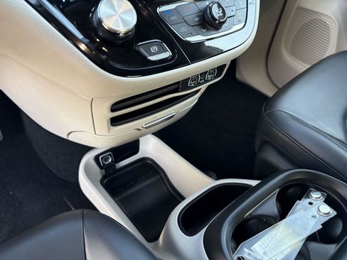 Used 2023 Chrysler Pacifica Touring-L image 15