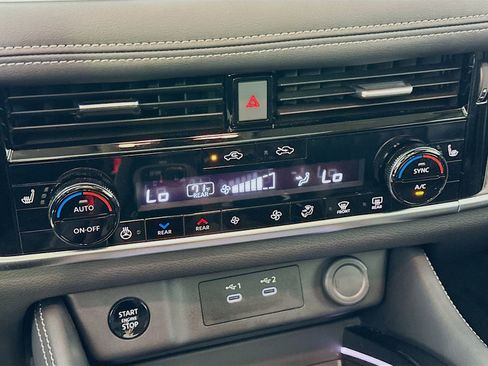 Used 2025 Nissan Rogue Platinum w/ Platinum Premium Package AWD/4WD image 26