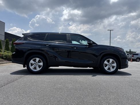 Used 2025 Toyota Highlander LE FWD image 11