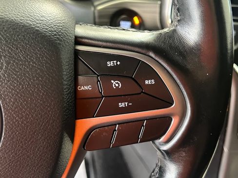 Used 2021 Jeep Grand Cherokee Laredo AWD/4WD image 25