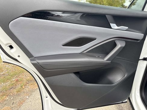 Used 2025 Volkswagen Tiguan SE image 6