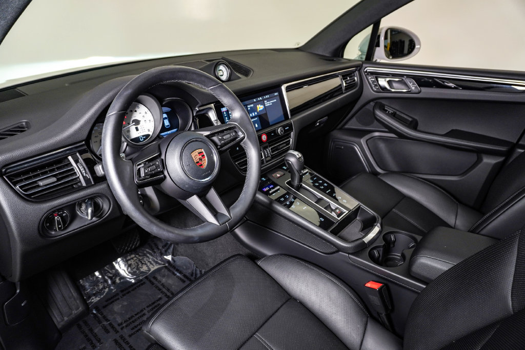 Certified 2026 Porsche Macan AWD/4WD image 4