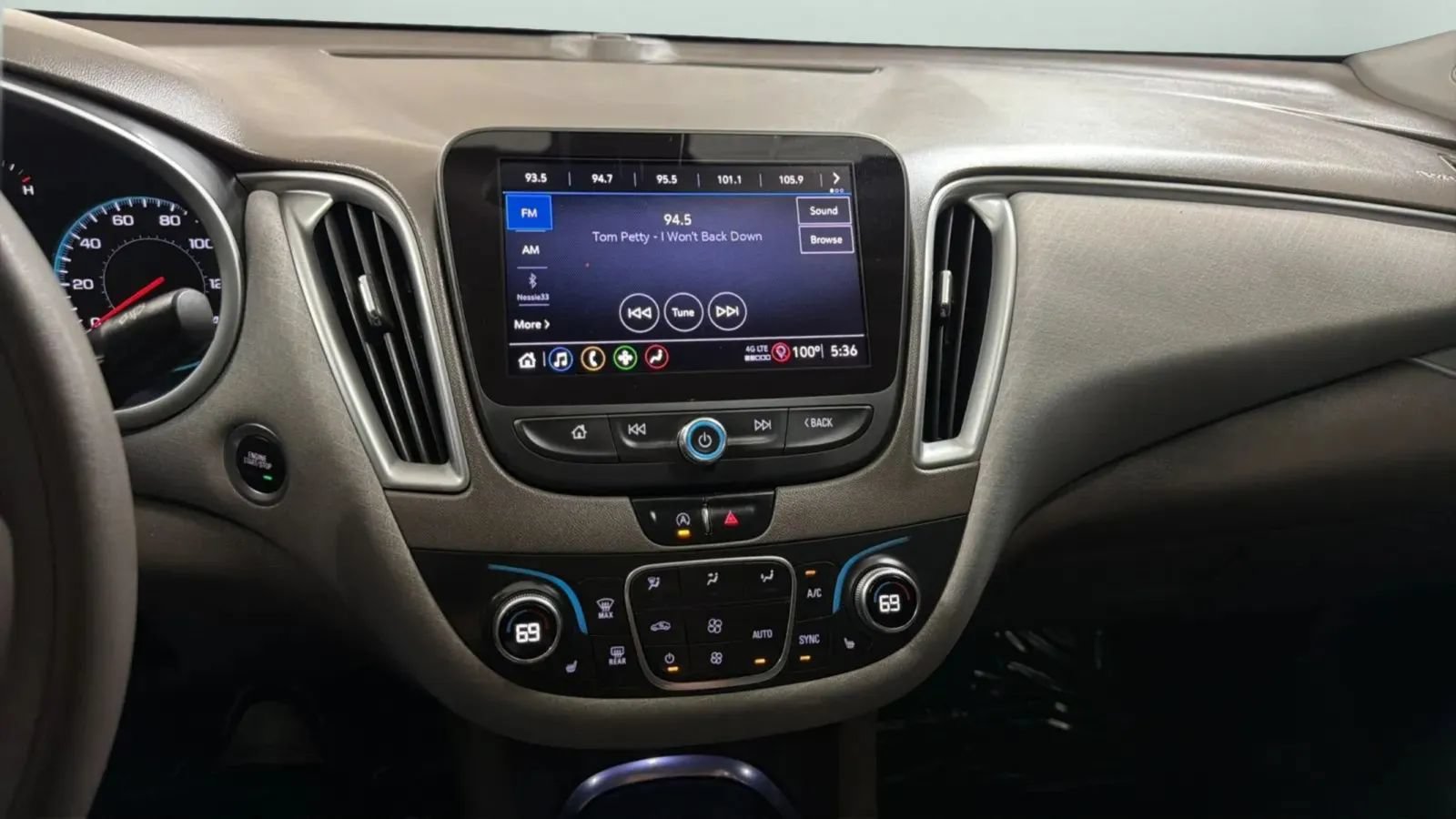 Used 2022 Chevrolet Malibu LT FWD image 13